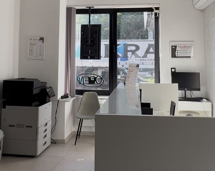 Le comptoir d'accueil de SL Consulting, avec la fenêtre côté rue.