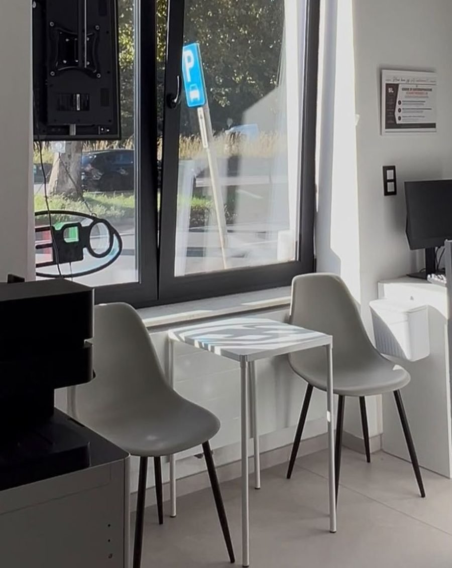 L'intérieur du bureau de SL Consulting : deux chaises et une petite table près de la fenêtre.