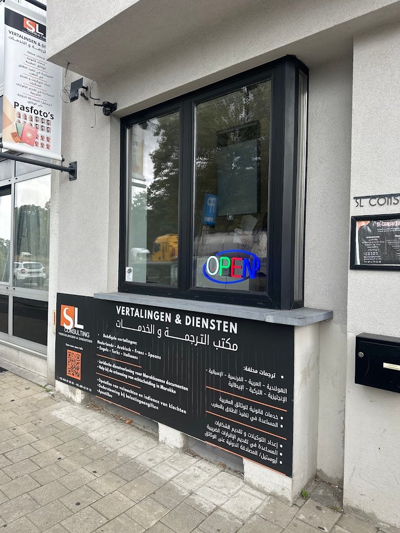 De gevel van SL Consulting: zwart paneel met VERTALINGEN & DIENSTEN in het Nederlands en het Arabisch.